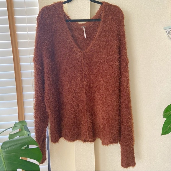 Free People Icing Fuzzy V Neck Sweater In Mocha Java Rust - Picture 3 of 3